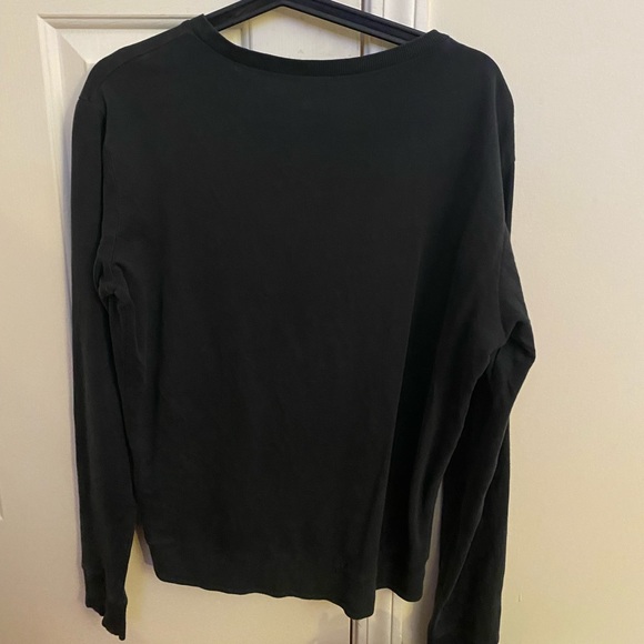 Black H&M crewneck with a pattern on the front - Picture 2 of 3